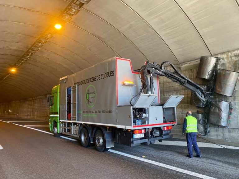 Limpieza de túneles con camión equipado con brazo articulado y rodillos giratorios · Hydroclean Solutions